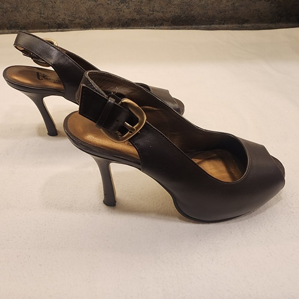 Leather pump w/ peep toe. Size 5W